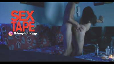 Søt skolejente med kjæresten